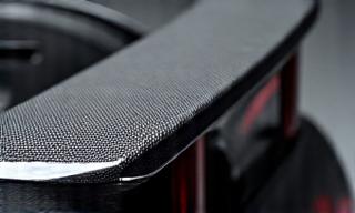 Detail karbonového křídla na sportovním autě